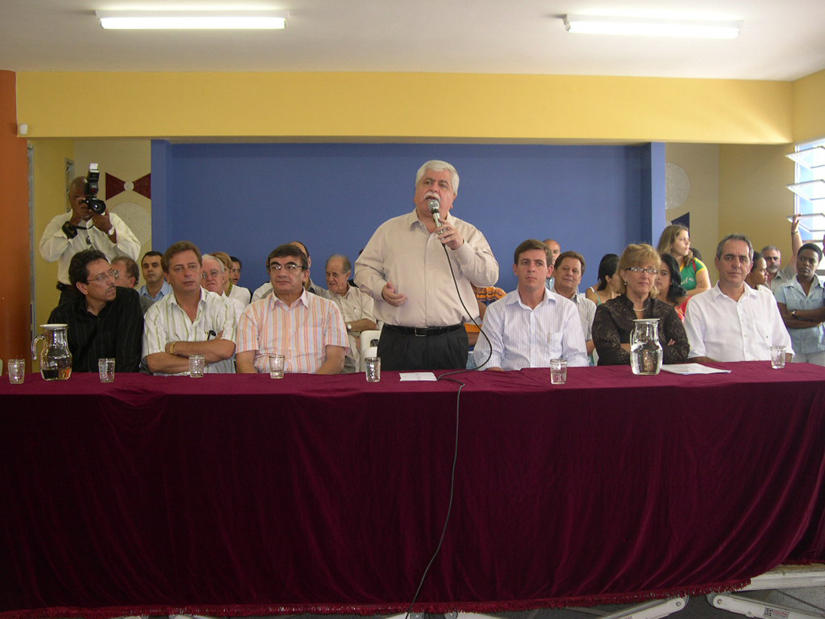 Deputado Orlando Morando acompanha discurso do prefeito William Dib <a style='float:right;color:#ccc' href='https://www3.al.sp.gov.br/repositorio/noticia/03-2008/MORANDO VAL SILVINA B  EMEB Valdibia 013.jpg' target=_blank><i class='bi bi-zoom-in'></i> Clique para ver a imagem </a>